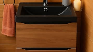 Douche, sĂšche-cheveux, papier toilette