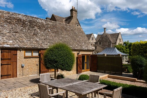 Dog friendly, two bedroom holiday cottage in heart of Cotswolds