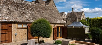 Dog friendly, two bedroom holiday cottage in heart of Cotswolds