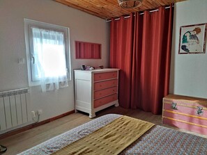 2 habitaciones, tabla de planchar con plancha y ropa de cama 