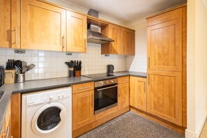 2 bedrooms, iron/ironing board - Host Stay St Andrews Court (Durham)