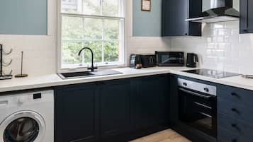 Apartamento | 1 dormitorio y tabla de planchar con plancha