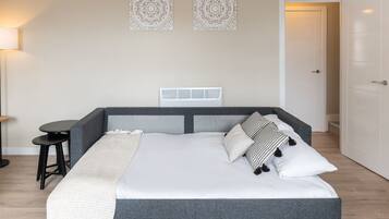 Apartamento | 1 dormitorio y tabla de planchar con plancha