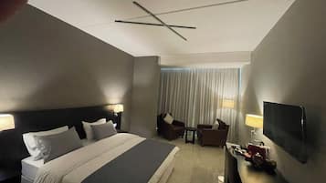 Habitación con 1 cama doble o 2 individuales, vistas al mar | 1 dormitorio, caja fuerte, escritorio