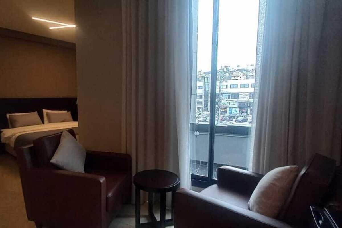 Studio suite, balkon, uitzicht op stad | 1 slaapkamer, een kluis op de kamer, een bureau, een laptopwerkplek