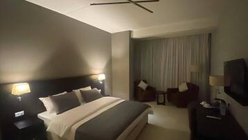 Deluxe-Zimmer | 1 Schlafzimmer, Zimmersafe, Schreibtisch, laptopgeeigneter Arbeitsplatz