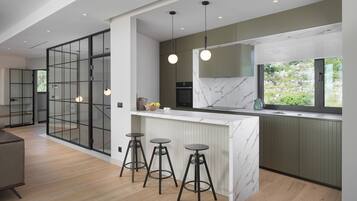 Køleskab, ovn, kogeplade, opvaskemaskine