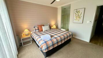 3 bedrooms, travel cot, free WiFi, bed sheets
