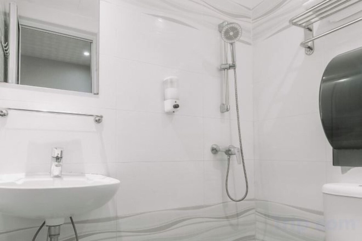 Badkamer | Een douche, gratis toiletartikelen, een haardroger, handdoeken