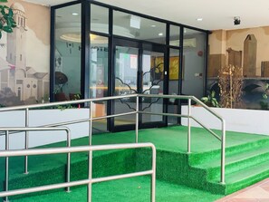 Front of property - Amrise Hotel Geylang (Singapore)