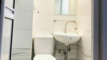 Chambre Quadruple Familiale | Salle de bain | Douche, articles de toilette gratuits, sèche-cheveux
