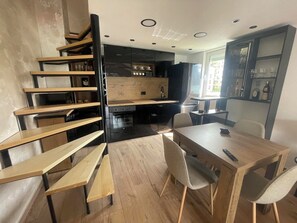 Réfrigérateur, micro-ondes, four, plaque de cuisson