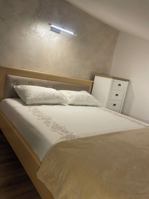 2 makuuhuonetta, silitysrauta/-lauta, vauvan matkasänky, ilmainen Wi-Fi