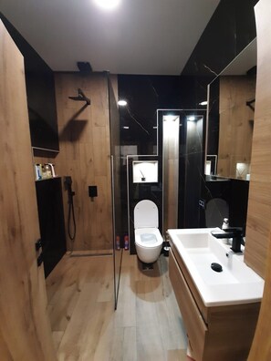 Suihku, hiustenkuivaaja, pyyhkeet, saippua