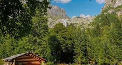 Iason Guest House in Mazeri- Cozy studio with WiFi, AC in fabulous Mestia