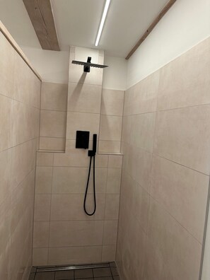 Dusj, hårføner, håndklær og såpe