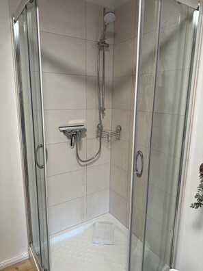 Bruser, hårtørrer, håndklæder, Sæbe