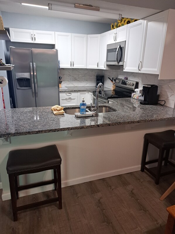 Fridge, microwave, oven, stovetop - Pet friendly 2-bedroom condo in enjoyable Branson with AC, fitness room , Pools (Branson)