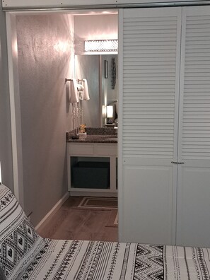 2 bedrooms, iron/ironing board, WiFi, bed sheets - Pet friendly 2-bedroom condo in enjoyable Branson with AC, fitness room , Pools (Branson)