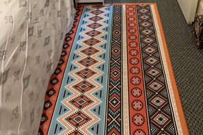 A room with a patterned carpet, a bed with a white sheet, and a grey carpeted floor. - Sleeps 2 With Free Parking and Wi-fi (Birmingham)