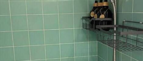 Een haardroger, handdoeken, zeep, shampoo