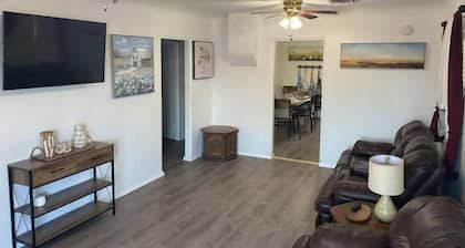 Cozy 2-bedroom bungalow in lovely Safford with WiFi, AC