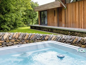 Outdoor spa tub - Horse Spout - UK1409 (Backbarrow, near Newby Bridge)