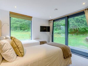 3 bedrooms, free WiFi, bed sheets