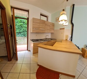 Kühlschrank, Mikrowelle, Wasserkocher mit Kaffee-/Teezubehör