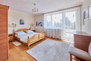 4 bedrooms, iron/ironing board, free WiFi