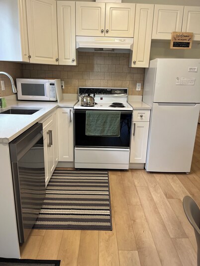 Guest  Suite 2 beds Coquitlam Centre Mall -10min walk to Skytrain/Mall