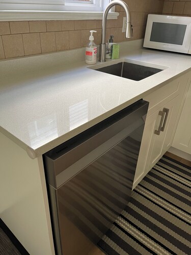 Guest  Suite 2 beds Coquitlam Centre Mall -10min walk to Skytrain/Mall