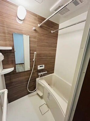 Basic Apartment | Bathroom | Hair dryer, towels, soap, shampoo