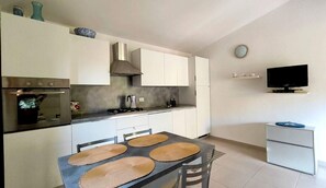 Réfrigérateur, four, plaque de cuisson, lave-vaisselle