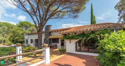 Charming Home in a Green Valley. El Pigot. Tranquility, Nature & Private Pool!