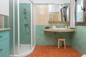 Douche, sèche-cheveux, serviettes fournies, savon