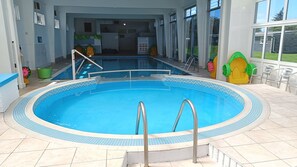 Una piscina cubierta, una piscina al aire libre