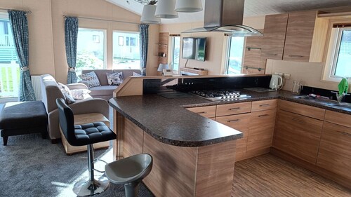 2-Bed Luxury Lodge at Bideford Bay within walking distance of Clovelly