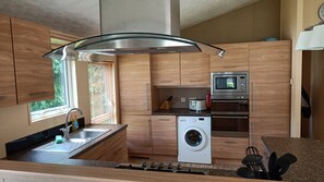 Frigorífico, microondas, horno y placa de cocina