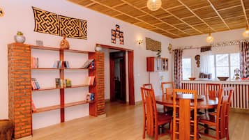 Apartemen, 2 kamar tidur | Ruang makan