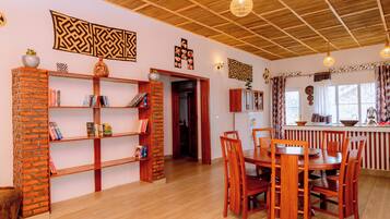 Apartment, 2 Bedrooms | Dining room