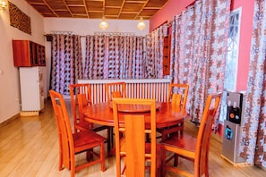Apartamento, 2 habitaciones | Comedor