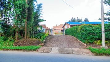 Apartment, 2 Bedrooms | Front of property