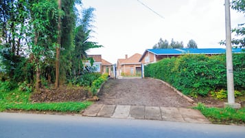 Apartment, 2 Bedrooms | Front of property