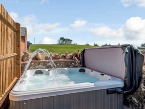 Outdoor spa tub - 5 bedroom accommodation in Huntley (Huntley)