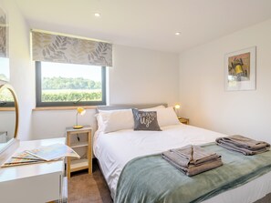 5 bedrooms, free WiFi, bed sheets