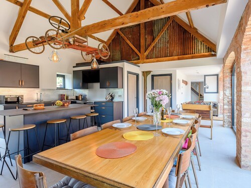 5 bedroom accommodation in Huntley