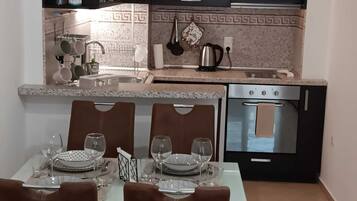 Fridge, oven, stovetop, coffee/tea maker