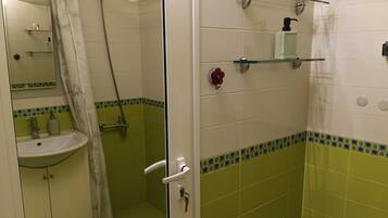 Shower, free toiletries, hair dryer, towels