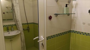 Dutxa, articles de tocador gratuïts, assecador de cabells i tovalloles 